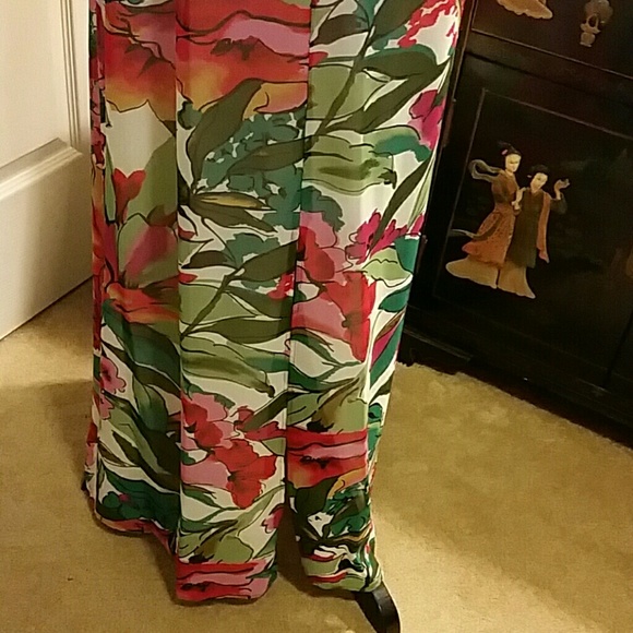 Beautiful Floral maxi dress - Picture 4 of 5